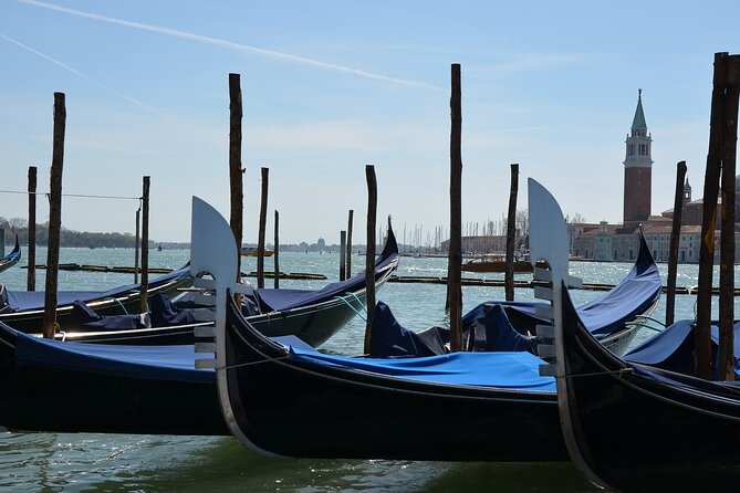 2-hour Venice Guided Walking Tour with Gondola ride - Stop 2: Mercati di Rialto—fish, fruit, and learning how to look