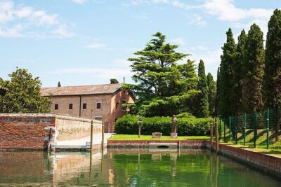 4 hours Private Boat Tour to Murano, Burano with local real guide - Murano glass making: standing at the furnace and learning what matters