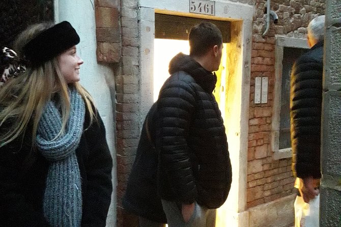 Bacaro Tour : Walk, eat and drink in Venice - Stop 3: Calle Varisco for a Classic Venice Alley Moment