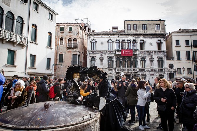 Carnival & Casanova Secrets, Theatrical Walking Show - Stop 1: The Codega and the lantern that guided Venice at night