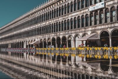 Discover Venice’s most Photogenic Spots with a Local - Rialto Bridge: where your guide turns a crowd into composition