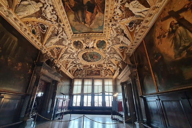Exclusive Entrance Doge Palace & St. Mark's Basilica Terrace Tour - Doge’s Palace: Venetian Gothic power, luxury rooms, and the Bridge of Sighs