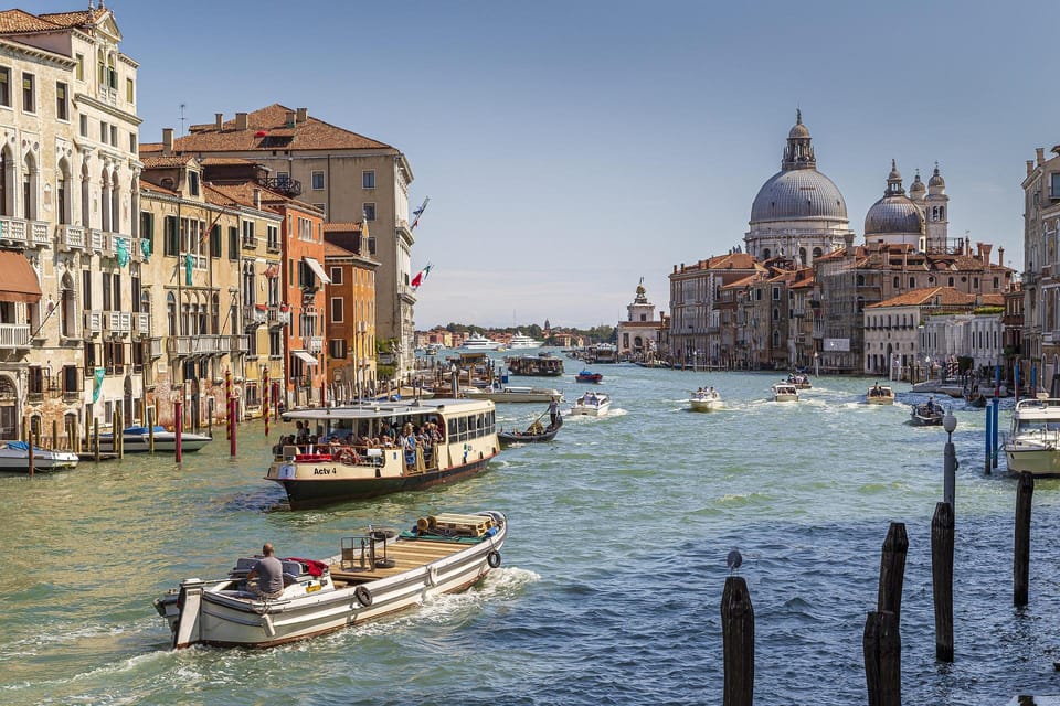 From Lake Garda: Venice City and Lagoon Guided Tour - Getting oriented in Venice: sestieri streets and smart shopping time