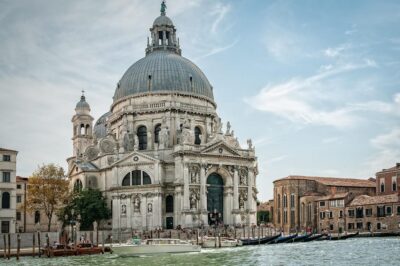 From Lake Garda: Venice City and Lagoon Guided Tour - Gondola chance and Rialto at dusk: timing matters
