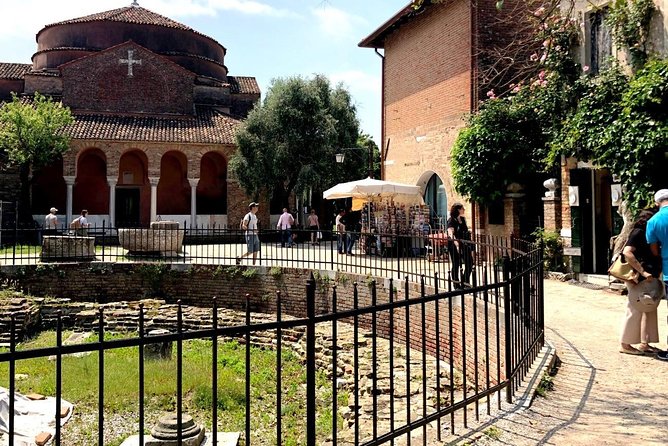 Full-day excursion to Murano, Burano and Torcello from Venice Train Station - The guide and the boat commentary: multilingual, sometimes repetitive