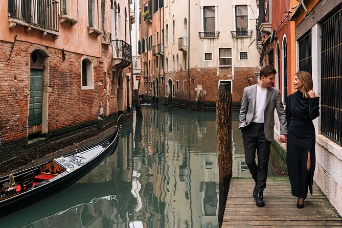 Glam photoshoot in hidden Venice! (up to 4) - Stop 4: Ponte di Rialto close-up session