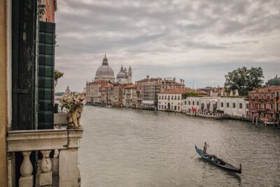 Gondola Ride and Aperitif in a Venetian Palace - The 30-minute gondola: Canal Grande to quieter waterways