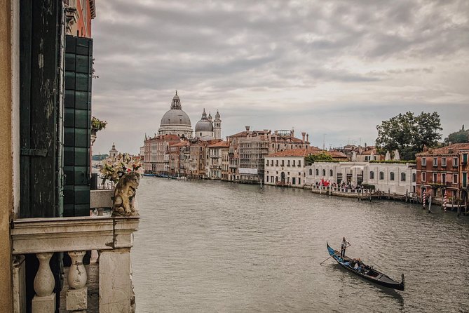 Gondola Ride and Aperitif in a Venetian Palace - The 30-minute gondola: Canal Grande to quieter waterways