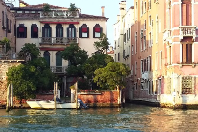 Grand Canal boat tour and Murano glass experience with Hotel pick up - Rialto From the Grand Canal: A View You Can Use for Photos