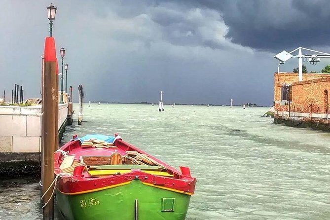 Learn to Row in the Venice Canals - The lesson starts on land: boats, recovery work, then practice