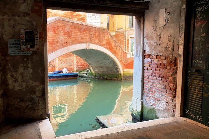 One-Day Venice: Skip-the-Line St. Mark’s Basilica, Walk & Gondola - Gondola Ride Expectations: Romantic, Short, and No On-Boat Commentary
