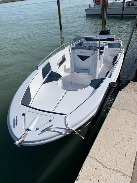 Private boat tour, visit the major islands Venice - Murano glass factory: 30 minutes that’s built for watching, not browsing