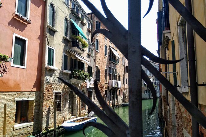 Private exclusive Venice and Murano guided tour - Murano glass factory: watching the master, then seeing the art room