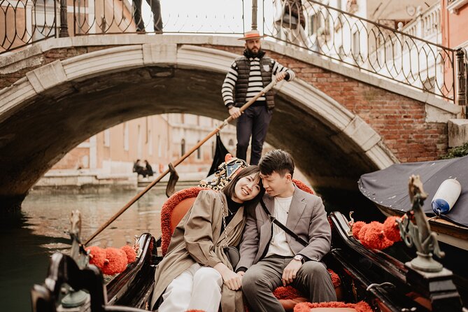 Private Gondola Ride with Professional Photographer in Venice - Grand Canal: the classic backdrop with photo-friendly structure