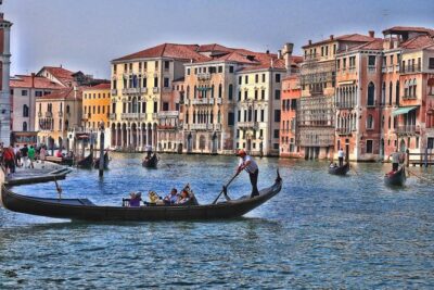 Private Gondola Serenade with Music - Canal Grande and the ride rhythm: what you’ll see from the boat