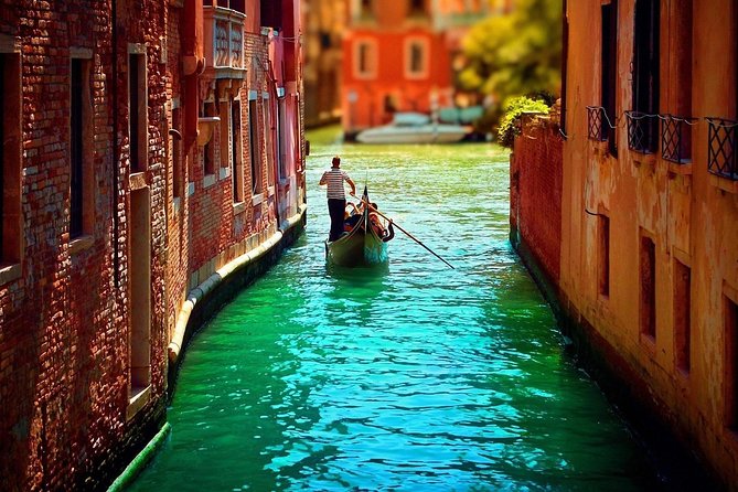 Private Gondola Serenade with Music - Is it accessible and who should book it?