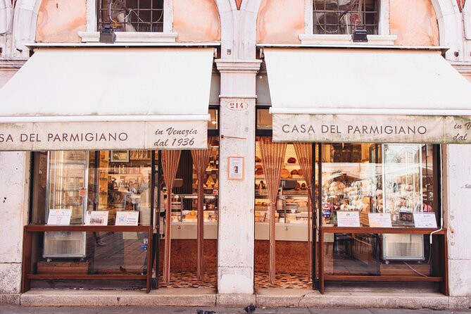 Private Venice Street Food Tour with a Sommelier - Grand Canal walk and learning the Rialto Bridge story