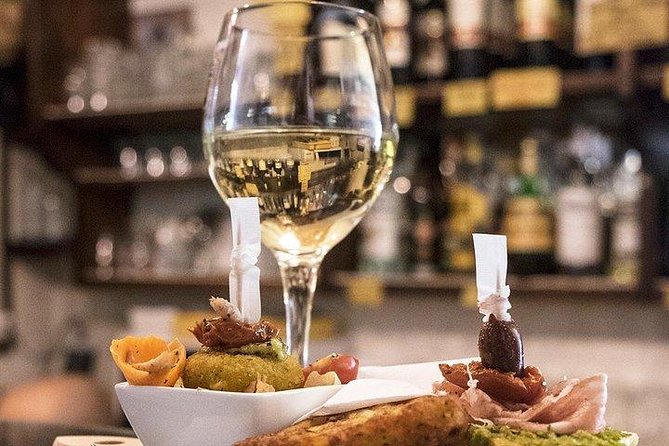 Rialto Market Food Tour: Wine Tasting and Sightseeing in Venice - Lunch in the Middle: Fuel for the Afternoon Walk
