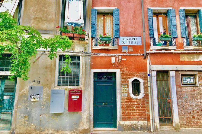 San Polo, Rialto & Frari: 2-Hour Private Walking Tour in Venice - Stop 2: Il Gobbo di Rialto—one statue, big personality