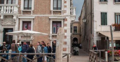 Secret Venice & Gondola Tour - 90 minutes of Venice backstreets: piazzas and palace facades