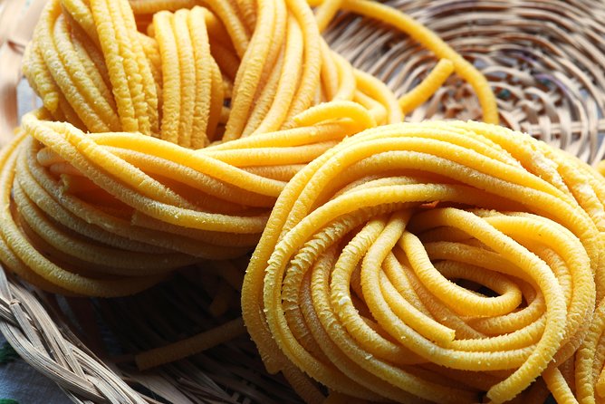 Share Your Pasta Love in a Local’s Home in Venice - Dinner at the table: wine, toast, and eating what you made