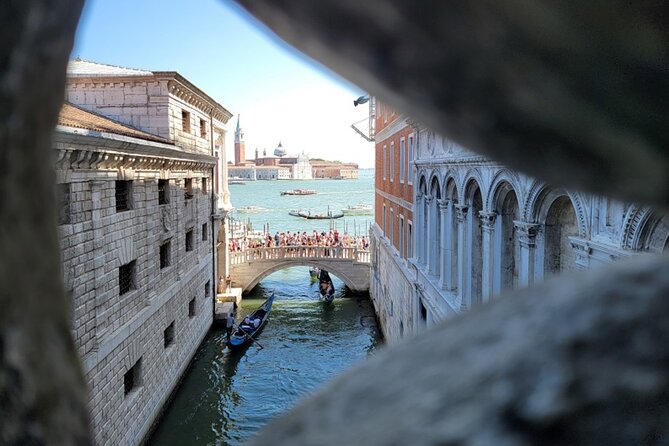 St Mark's, Doge's Palace, with Murano and Burano & Gondola Ride - Murano: glass blowing with a guided demo