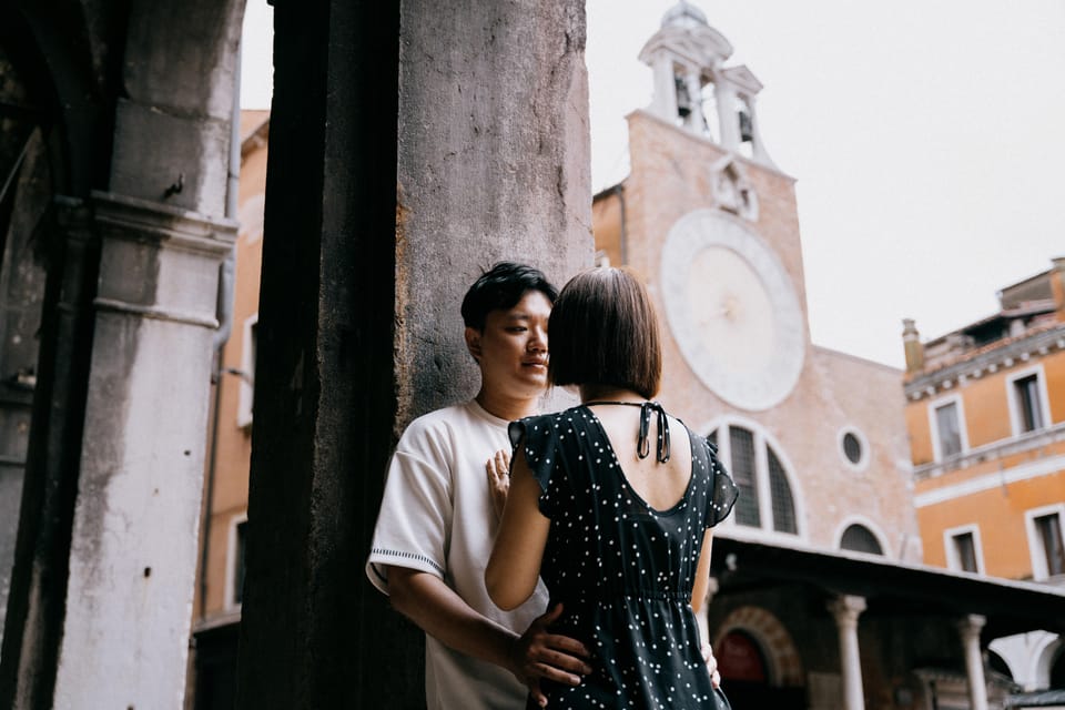 Stylish Photoshoots in Venice - Crowd control and festival days: it’s not luck