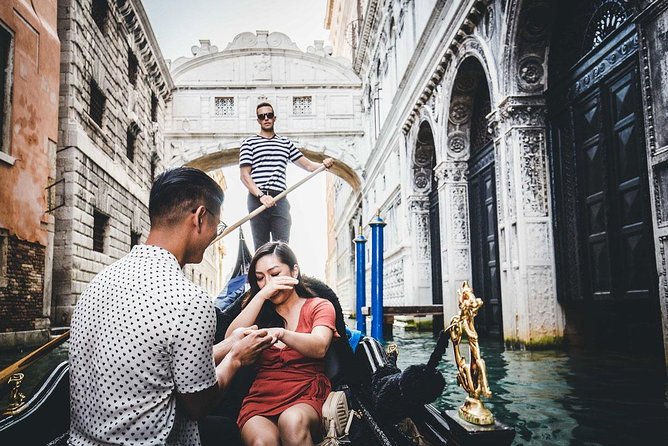 Sunrise Couple Photoshoot Tour - How Carlo and Lisa turn awkward moments into real couple photos