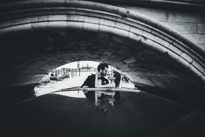 Sunrise Couple Photoshoot Tour - What to bring and what to wear for the best Venice couple results