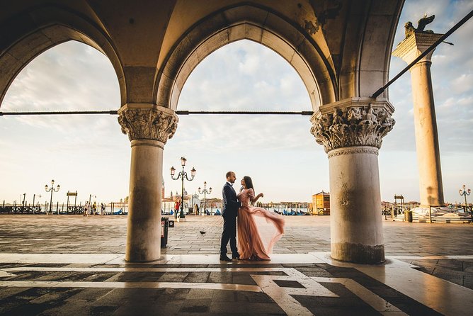 Sunrise Couple Photoshoot Tour - Meeting at Piazza San Marco: what the first moments feel like