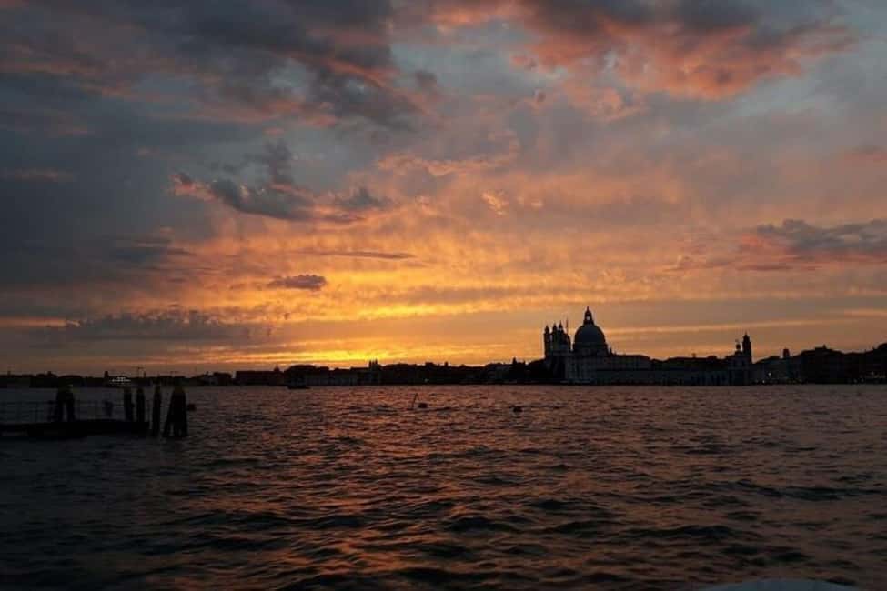 Sunset Venetian lagoon with prosecco - Key points at a glance