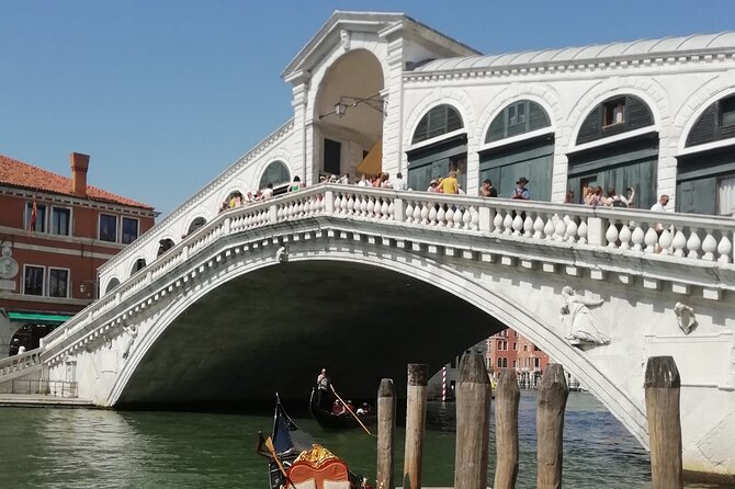 Tour of Venice between Art, History, Legend and Secrets - Ponte di Rialto: the Devil’s bridge and your first good photo angle