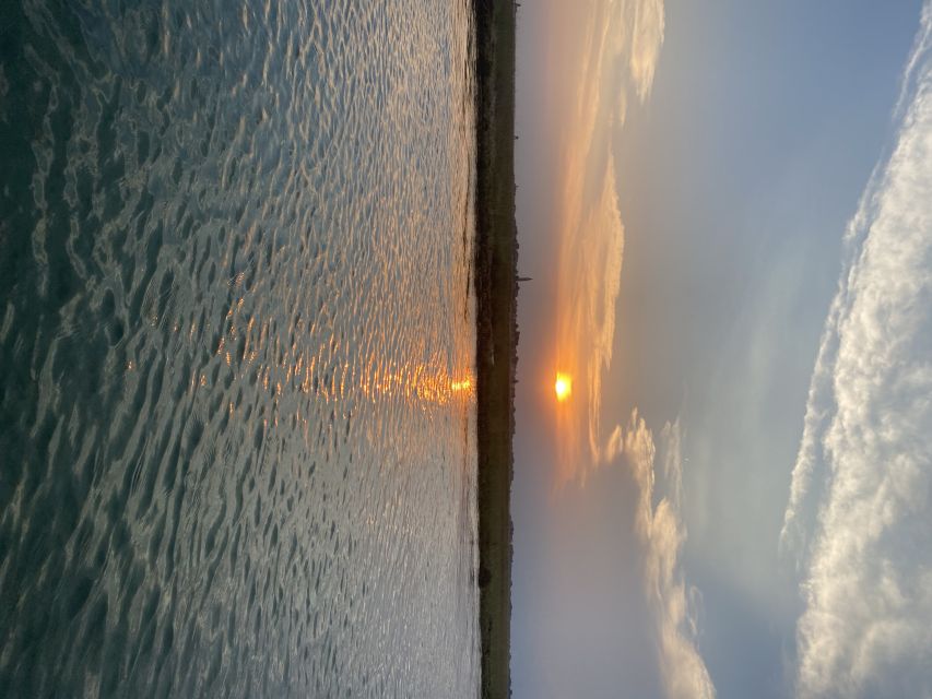 Venezia:Tour con aperitivo al tramonto - Aperitivo on the Ghebo: prosecco, appetizers, and sunset photos