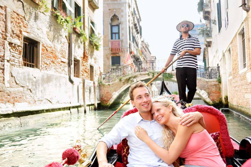 Venice: 30 minutes Enchanting Gondola Ride - Rialto Bridge Views Without the Hassle