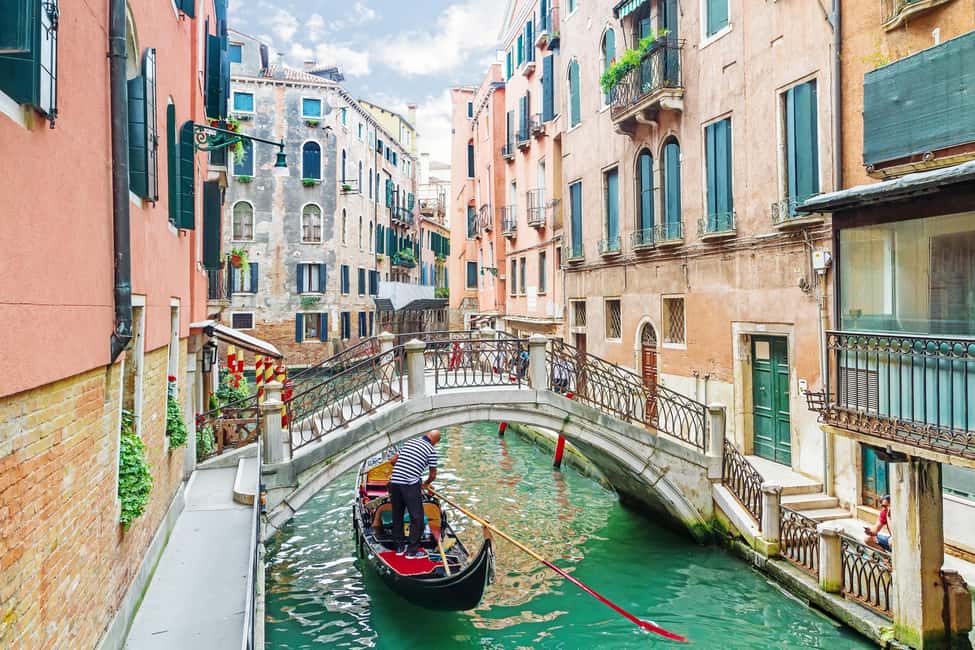 Venice: 30 minutes Enchanting Gondola Ride - More Bridges, Specific Stops: Rio San Luca and Ponte del Teatro