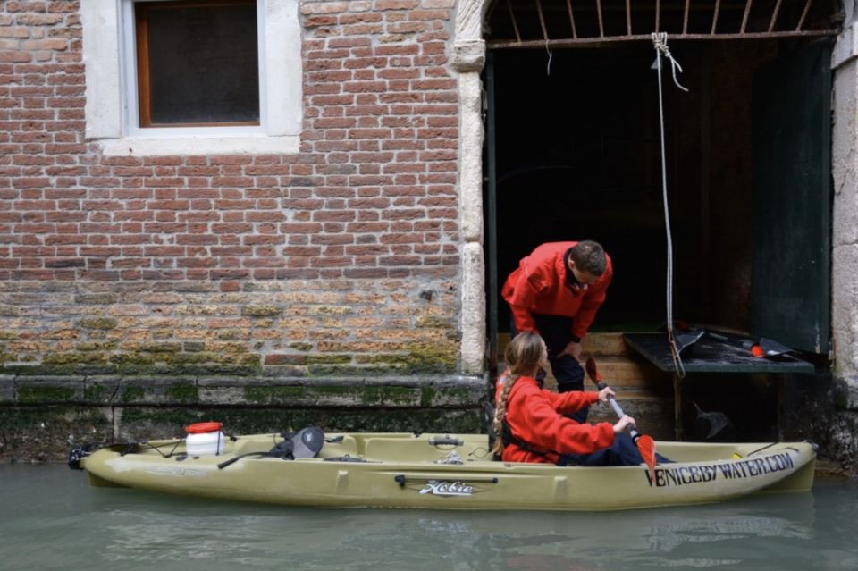 Venice: 60' Quick Kayak Tour of Venice with guide - Stop 1 to Stop 3: What Happens During the Paddling Hour