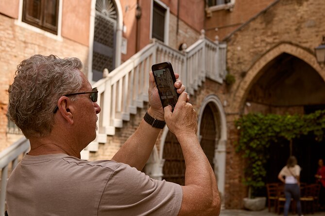 Venice Art Walking Tour with Gondola Ride - Who should book this gondola-and-palace mix