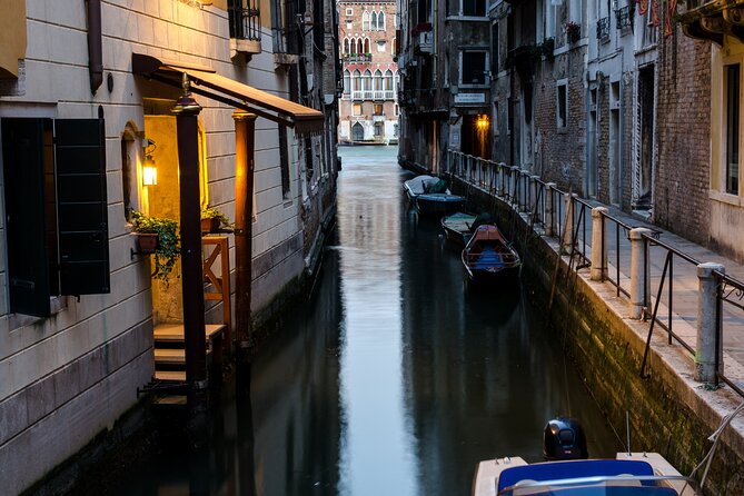 Venice at Sunset: Crimes, Legends and Mysteries - The Crime-and-Legends Style: What the Guide Adds