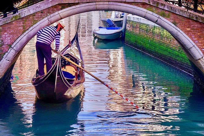 Venice: Classic 30-Minute Gondola Ride Through the Canals - Shared gondola reality check: romantic, but not private