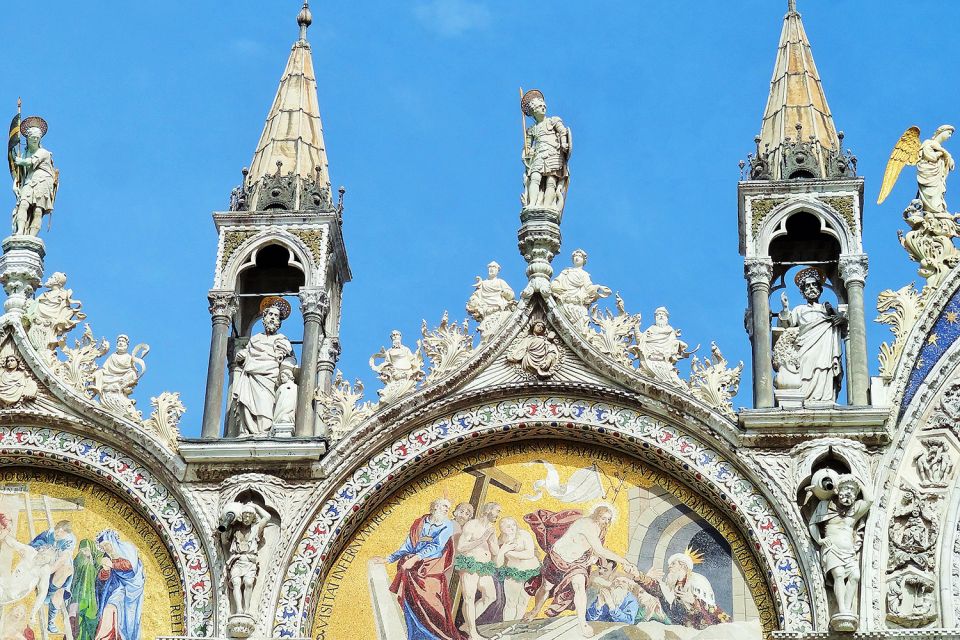 Venice: Doge's Palace and Basilica Tour with Gondola Ride - The 3:00pm gondola under the Bridge of Sighs: the Venice postcard moment, on rails