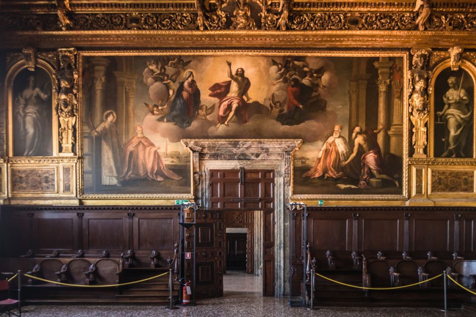 Venice: Doge's Palace, Bridge of Sighs & Prisons Guided Tour - St. Mark’s Square through 3D and VR: modern tools for old streets