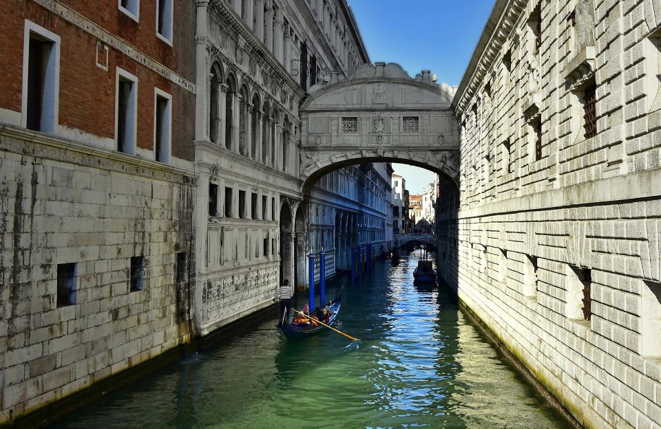 Venice: Doge's Palace Guided Tour with Optional Gondola Ride - The gondola option: classic, shared, and best used as a finale