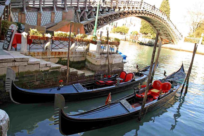 Venice: Enchanting City Walk & Majestic Gondola Glide! - Why this Venice route feels easier than wandering