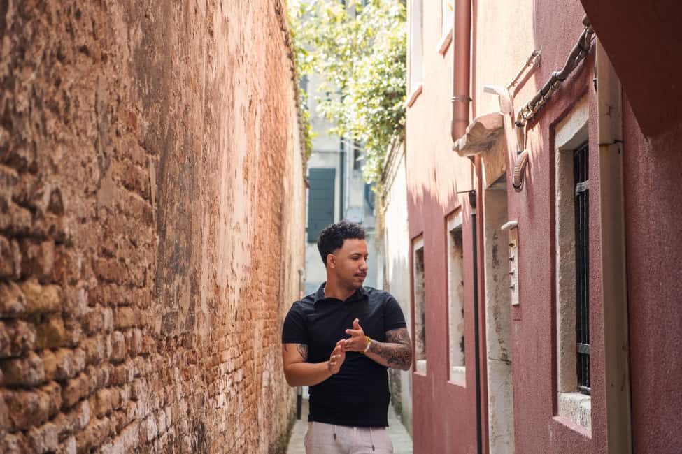 Venice: Exclusive Photoshoot in Hidden Locations - Where You Meet in Venice: Accademia or Santa Lucia
