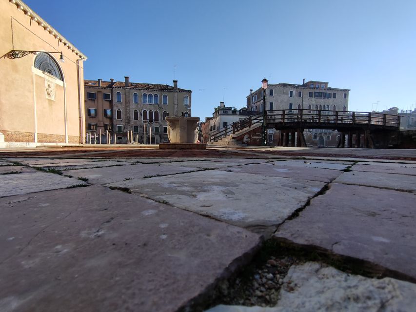 Venice: Ghetto Highlights and Cannaregio Walking Tour - Ponte Chiodo and the bridge without balustrade detail