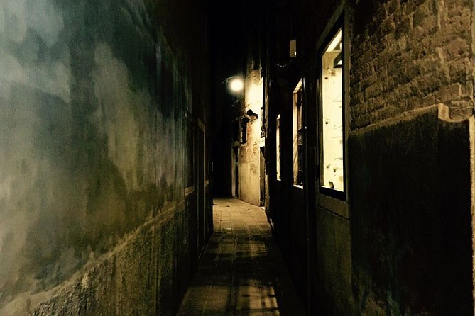 Venice Ghost Stories, Legends and Anecdotes Tour - Meeting by Rialto: Getting the Night Started in the Right Place