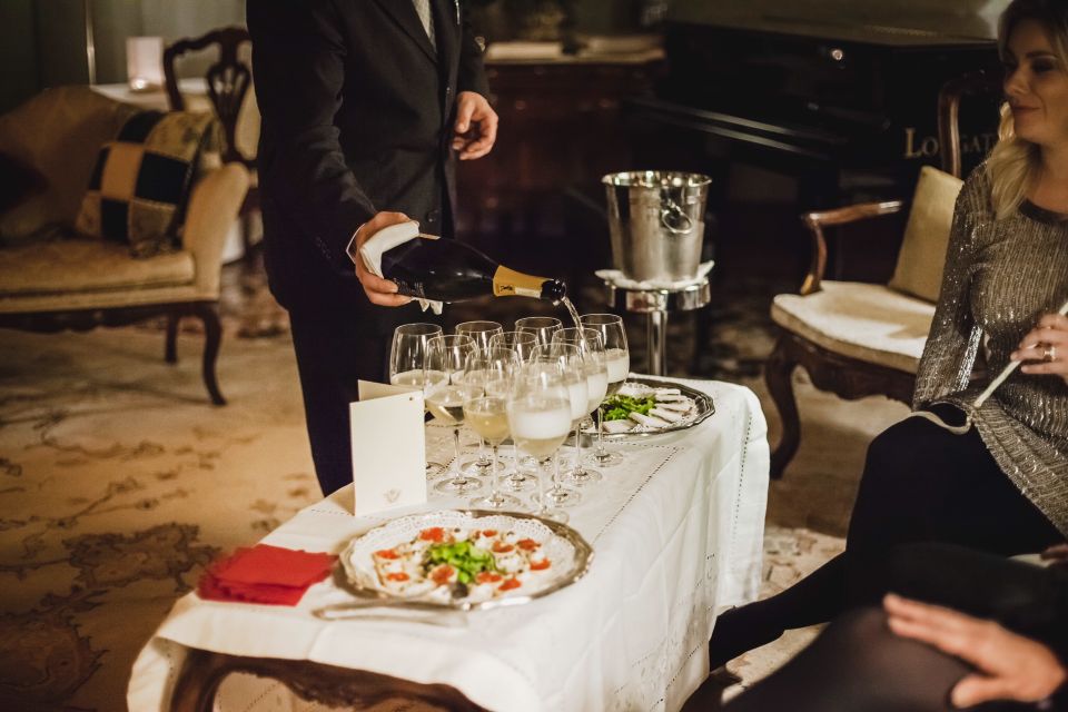 Venice: Gondola Ride and a Gala Dinner in a Venetian Palace - Where You Meet and Why the Short Walk Matters
