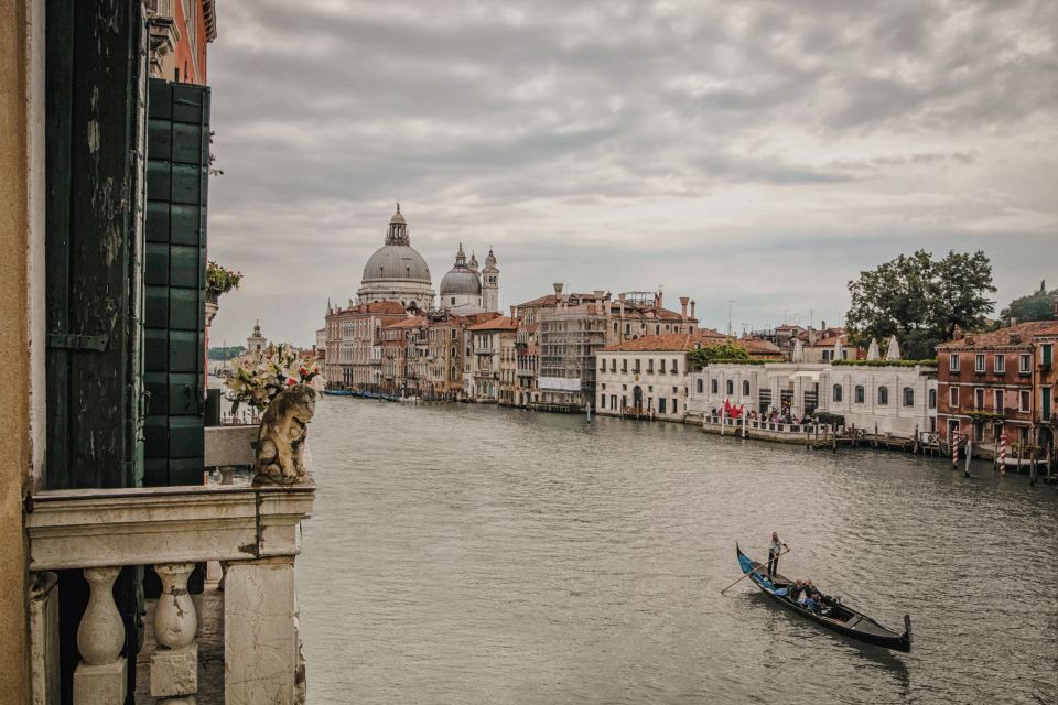 Venice: Gondola Ride and a Gala Dinner in a Venetian Palace - The Gondola Cruise: Bridges, Palaces, and That Venice Light Change