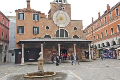 Venice highlights and hidden gems Small Group walking tour - Campiello dei Squelini: the colored wall and the first local stories