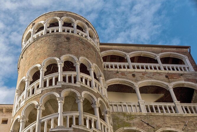 Venice Highlights with Local: Private Walking Tour & Gondola Ride - Stop 1: Campo San Luca, then the Rialto-area courtyard moment